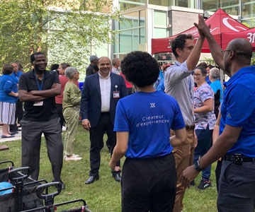 Groupe d'employés en fête dans une des cours de l'hôpital