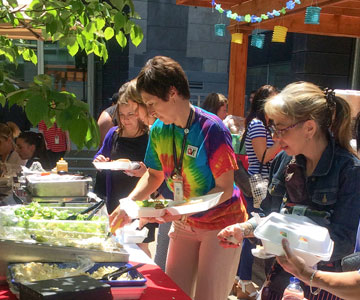 Pique-nique où des personnes en file se servent à manger