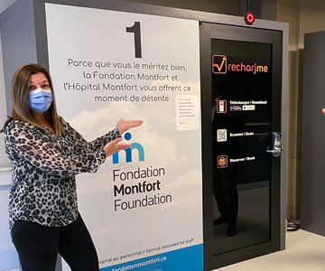 Plan moyen d'une femme pointant la cabine de relaxation installée dans un couloir